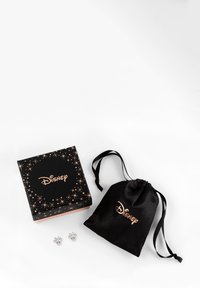 Orecchini a stecca in argento a forma di Topolino, con un sacchetto di satin nero con coulisse e una scatola nera decorata con il logo Disney in oro rosa.