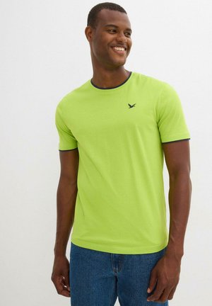 T-shirt a maniche corte di un vivace verde lime con scollatura rotonda, caratterizzato da un bordo blu navy scuro e un piccolo logo di uccello sul petto.
