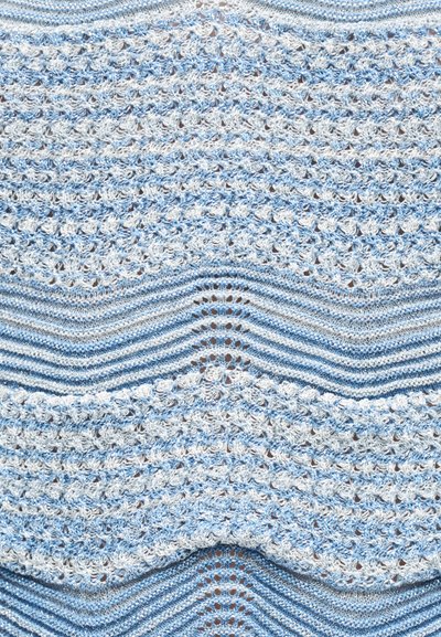Πλεκτό ύφασμα σε ανοιχτό μπλε και άσπρο με εναλλασσόμενα υφασμένα και ριγωτά σχέδια σε σχήμα ζικ-ζακ.