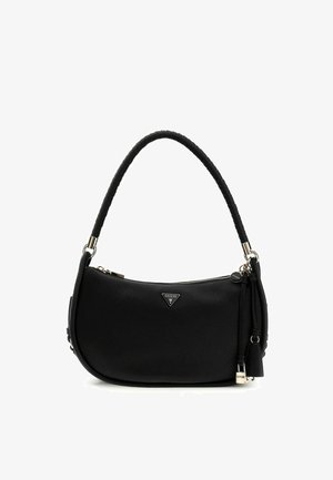 Zwarte Guess-handtas met een gebogen silhouet, een gestructureerde riem, ritssluiting en decoratieve kwastjes met een kleine hangslotbedel.