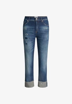 Ciemnoniebieskie dżinsy z denimu z postrzępionymi łatami na lewej udzie, wyblakłymi przebarwieniami, podwiniętymi surowymi brzegami, zapięciem na guziki oraz pięcioma kieszeniami.