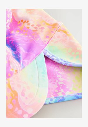 Krāsains cepure ar rozā, purpursarkanā un gaiši zilā gradientu, rotāta ar ziedu rakstu un kontrastējošām šuvju detaļām.