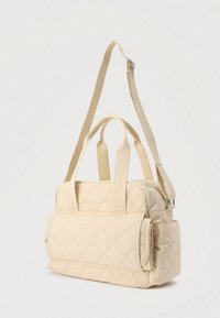 Beige-värinen tikattu käsilaukku, jossa kaksi yläkahvaa ja irrotettava olkahihna. Edessä läppätasku ja sileä kangaspinta.