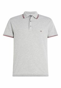 Helles graues Poloshirt mit kurzen Ärmeln, einer Dreiknopf-Leiste, Kragen und Ärmelsäumen mit roten, weißen und schwarzen Streifen verziert.