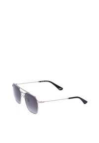 Lunettes de soleil aviateur à monture métallique argentée avec verres dégradés foncés et branches incurvées noires sur fond blanc.
