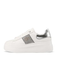 Sneaker bianco con un accento in argento testurizzato sul tallone, dettagli di strass sui lati e una spessa suola piattaforma bianca.