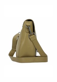 Borsa a tracolla in pelle khaki con finitura testurizzata, forma slim, tracolla regolabile e hardware tono argento. Presenta un'apertura laterale.