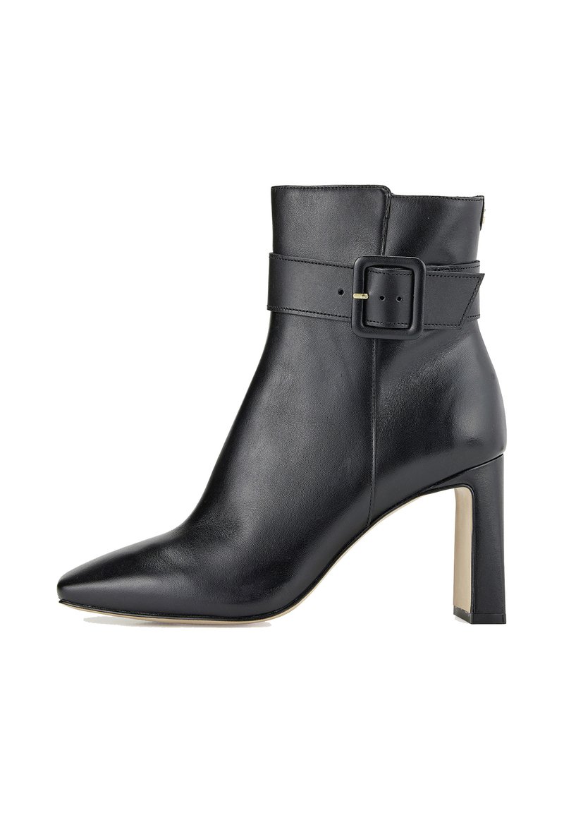 Bottine en cuir noir avec un bout pointu et un talon bloc haut, dotée d'une large sangle avec un détail de boucle carrée. Texture lisse sur toute la surface.