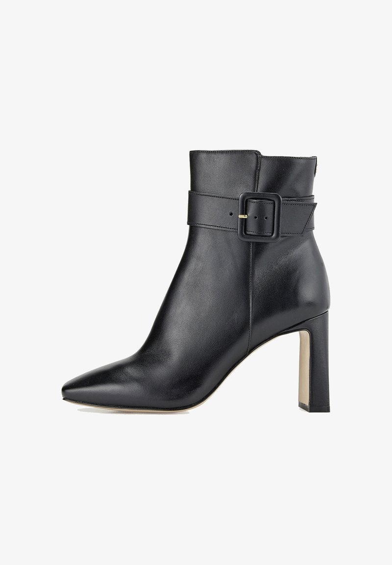 Bottine en cuir noir avec un bout pointu et un talon bloc haut, dotée d'une large sangle avec un détail de boucle carrée. Texture lisse sur toute la surface.