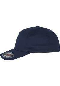 Tengerészkék, klasszikus baseball sapka pamut keverék anyagból; ívelt vízszíjjal és illeszkedő kialakítással rendelkezik, látható rögzítők nélkül.