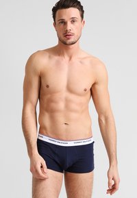 Tommy Hilfiger - PREMIUM ESSENTIAL LOW RISE HIP TRUNK 3 PACK - Onderbroeken - blue Miniatuurafbeelding 1