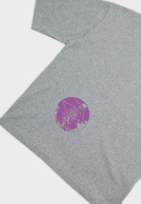 T-shirt in cotone grigio con grafica rotonda viola raffigurante un design di scheletro. Maniche corte e scollatura classica a girocollo.