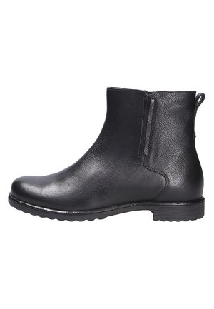 Bota de tobillo negra hecha de cuero texturizado, con puntera lisa, tacón bajo, cremallera lateral y diseño minimalista. Suela de goma con agarre.