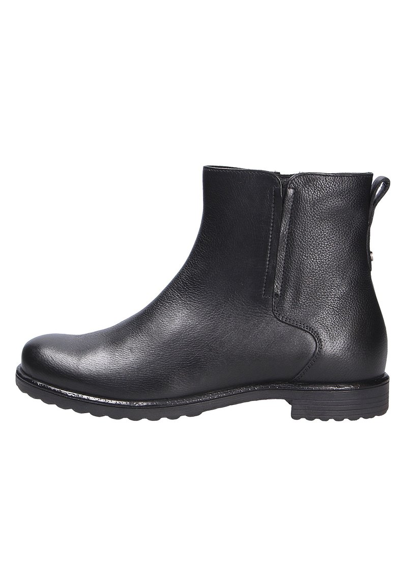 Stivale alla caviglia nero realizzato in pelle texturizzata, caratterizzato da una punta liscia, tacco basso, zip laterale e design minimalista. Suola in gomma con grip.