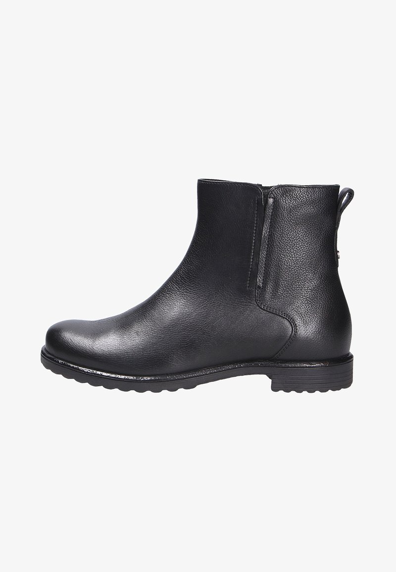Stivale alla caviglia nero realizzato in pelle texturizzata, caratterizzato da una punta liscia, tacco basso, zip laterale e design minimalista. Suola in gomma con grip.