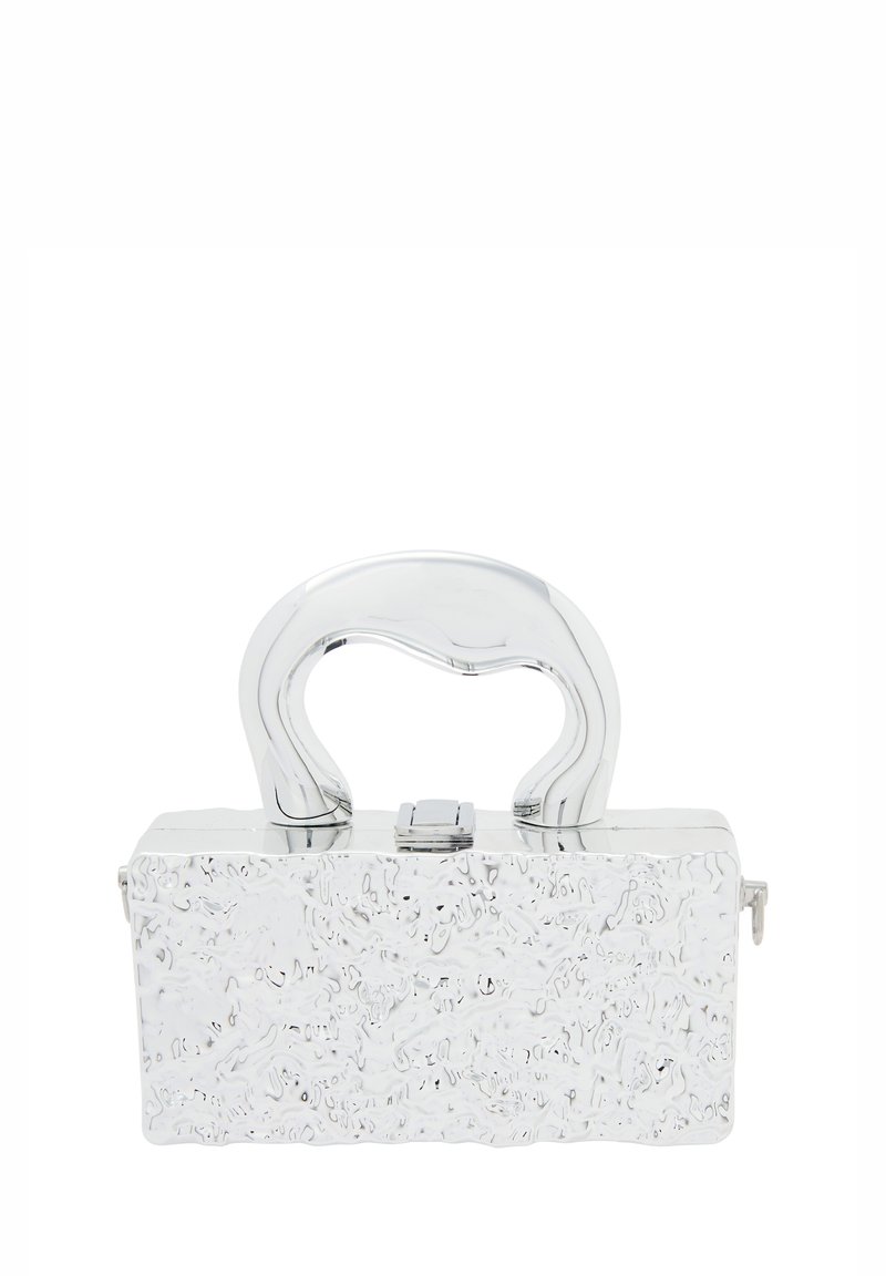 Ezüst téglalap alakú clutch táska texturált felülettel, ívelt fogantyúval és záródással. Kompakt dizájn, fényes felület.