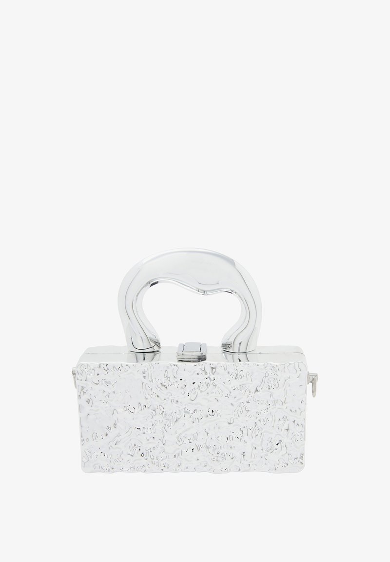 Geantă de tip clutch rectangulară argintie, cu o suprafață texturată, dotată cu un mâner curbat și un sistem de închidere cu claspă. Design compact cu un finisaj lustruit.
