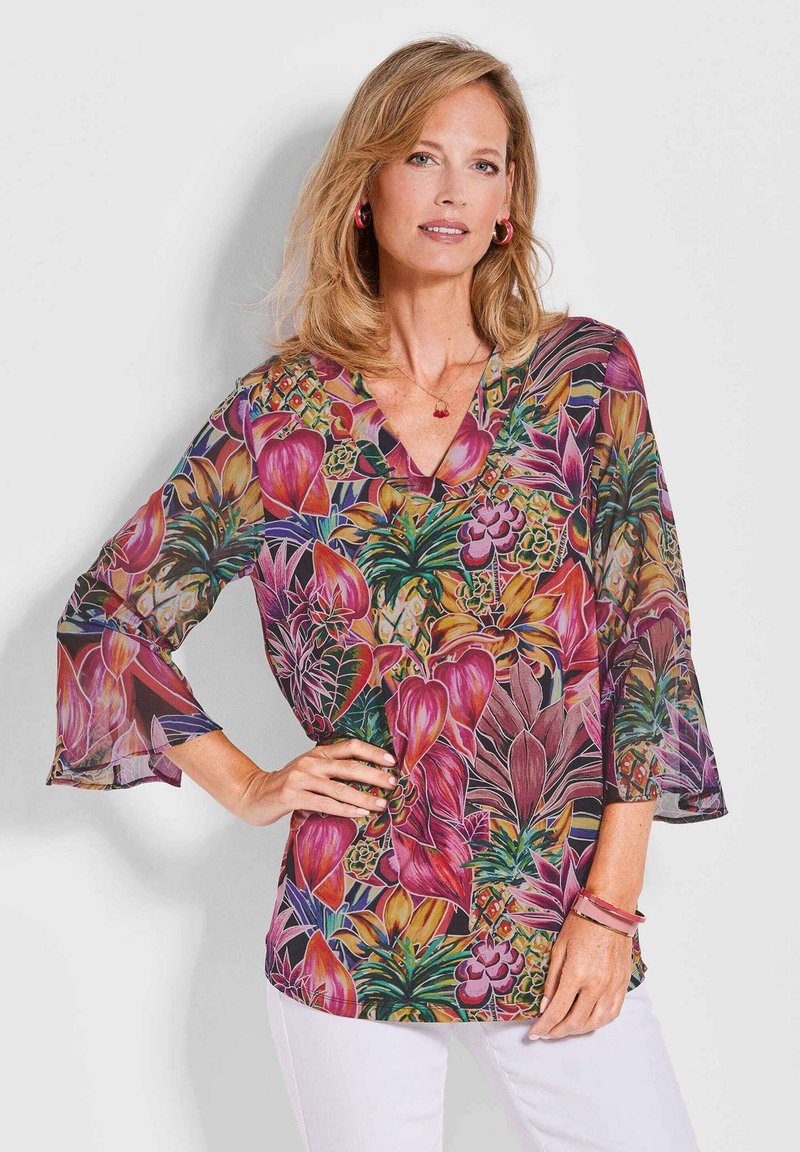 Bloemige, doorzichtige blouse met een levendig patroon in roze, groen en gele tinten. De V-hals en bellmouwen maken het ontwerp compleet.