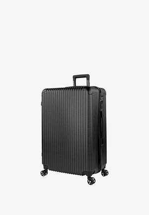 Maleta negra de carcasa dura con textura acanalada vertical, asa retráctil, 4 ruedas y cierre de cremallera con candado de combinación.