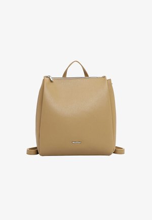Sac à dos en cuir beige avec poignée supérieure, fermeture éclair et bretelles réglables, équipé d'un petit logo métallique de la marque sur le devant.