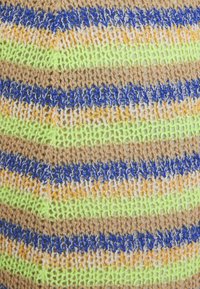 Gros plan sur un tissu tricoté avec des rayures horizontales de couleurs vives : vert, bleu, beige et jaune.