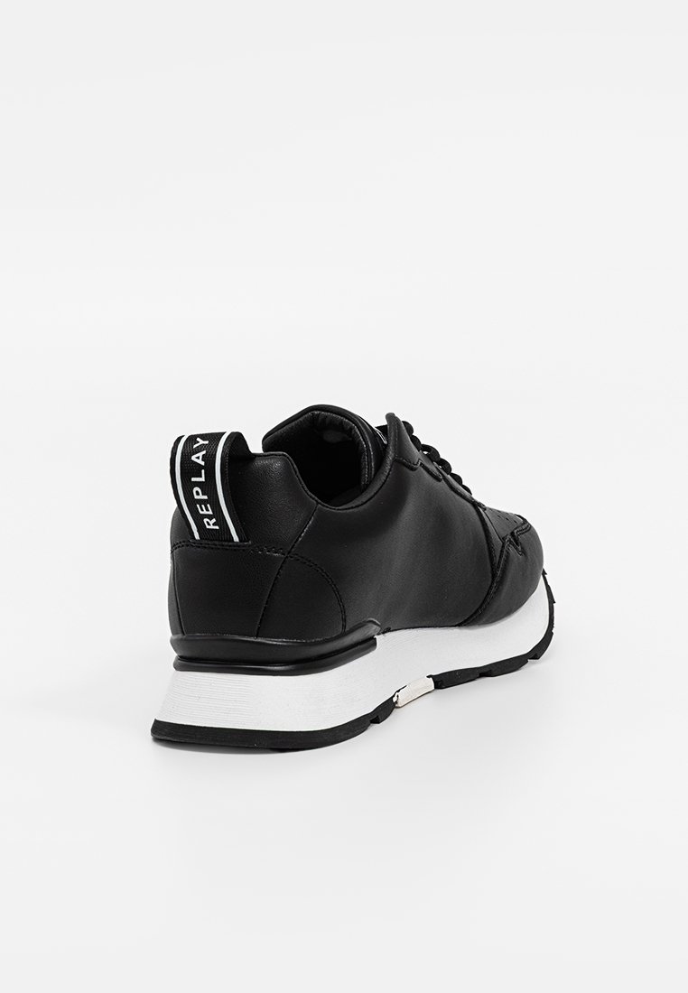Scarpa da ginnastica nera con tomaia in pelle liscia, intersuola bianca, suola nera e linguetta sul tallone posteriore con la scritta "REPLAY" in bianco.