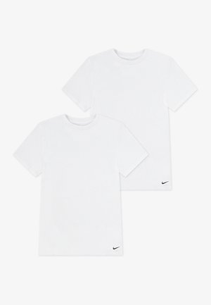 To ensfarvede hvide Nike T-shirts med korte ærmer og rund hals, hver med et lille sort Nike Swoosh-logo nederst til venstre.