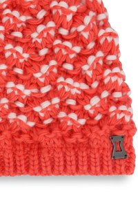 Bonnet en tricot de couleur corail vif avec des fils d'accent blancs ; motif texturé ; bord côtes ; présente un petit badge en métal.