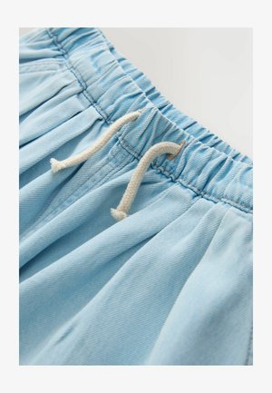 Šviesiai mėlyni džinsiniai šortai su elastinga juosmens juosta, su ryšimo virvele iš smėlio spalvos medvilnės. Audinys turi subtilų tekstūrinį raštą.