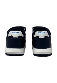 Zapatillas azul marino con suela de goma blanca, que presentan una parte superior de malla, un cuello acolchado y la marca Geox en el talón y la lengüeta.
