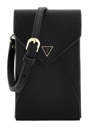 Czarna, teksturowana torba na ramię z regulowanym paskiem, złotą klamrą, przednią klapą oraz małym, złotym trójkątnym logo Guess na froncie.