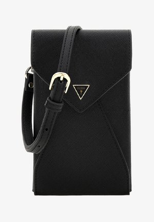 Schwarze, strukturierte Umhängetasche mit verstellbarem Riemen, goldener Schnalle, vorne klappbar und kleinem goldenen, dreieckigen Guess-Logo auf der Vorderseite.