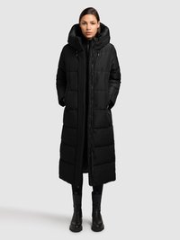 Ilgas juodas pūkinis paltas su aukšta apykakle, dideliu gobtuvu ir siuvinėtu raštu. Yra šoninės kišenės ir priekyje užtrauktuko užsegimas.