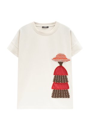 Biały t-shirt z krótkim rękawem z dekoracyjnym wzorem kobiety noszącej czerwony i pasiasty kapelusz oraz wielowarstwową czerwoną i brązową sukienkę z koralików.