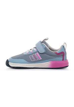 Zapatilla infantil azul y rosa con parte superior de malla, tira de velcro, detalles de cordones y suela negra.