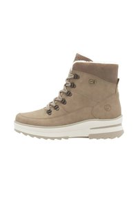 Botines de ante beige con color de piel blanca en el cuello, puntera redonda, cordones grises texturizados y suela gruesa blanca y gris. Presenta un pequeño detalle de logo.