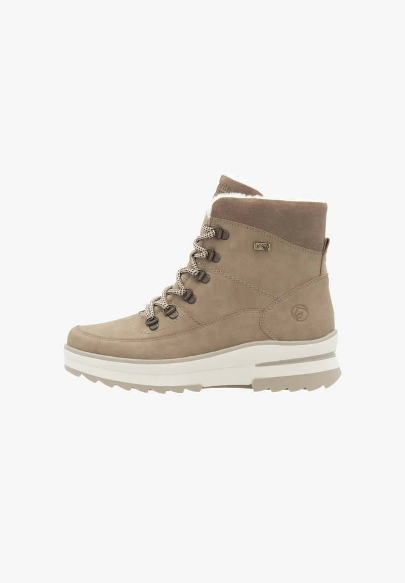 Botines de ante beige con color de piel blanca en el cuello, puntera redonda, cordones grises texturizados y suela gruesa blanca y gris. Presenta un pequeño detalle de logo.