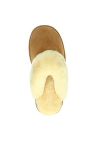 Bruine suède slipper met een fluffy crème nepbont voering en een open teen ontwerp, met een afgeronde vorm en een zachte textuur.