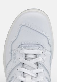 Białe skórzane sneakersy z zaokrąglonym noskiem, teksturowanym bocznym panelem i perforowanym akcentem. Sznurówki i wytłoczone numeryczne detale z boku.