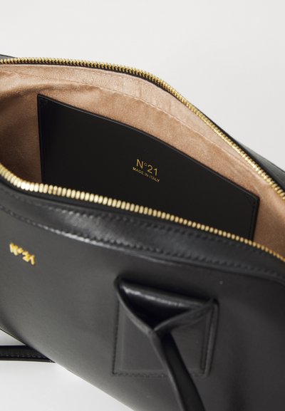 N°21 BAULETTO MIDI VITELLO - Käsilaukku - black