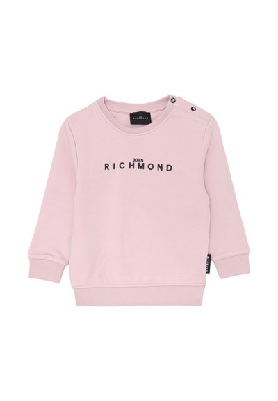 Sweatshirt a maniche lunghe rosa chiaro con il testo nero "John Richmond" sul davanti e due bottoni a pressione sulla spalla sinistra.