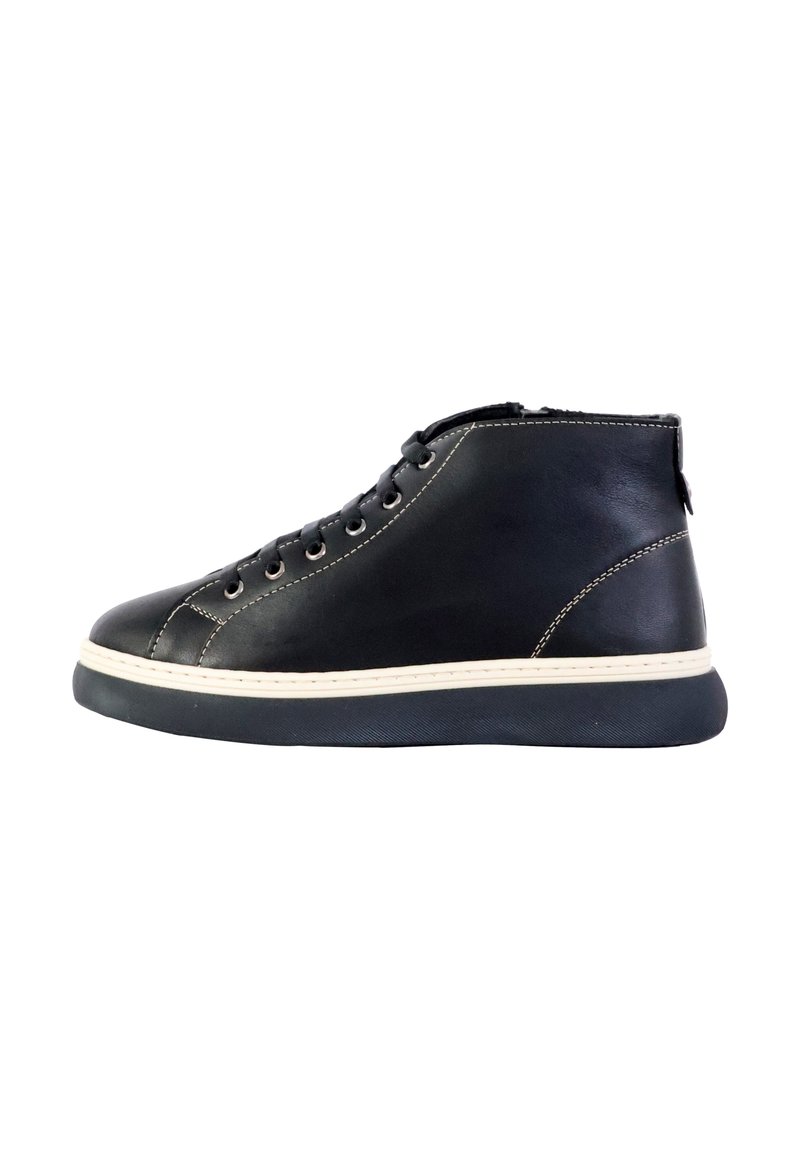 Sneaker alta in pelle nera con suola in gomma bianca, cuciture a contrasto e sei fori per i lacci. Texture liscia con dettagli minimi.