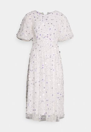 Robe midi blanche avec manches bouffantes, recouverte de sequins argentés et lavande, dotée d'un col rond et d'une taille froncée.