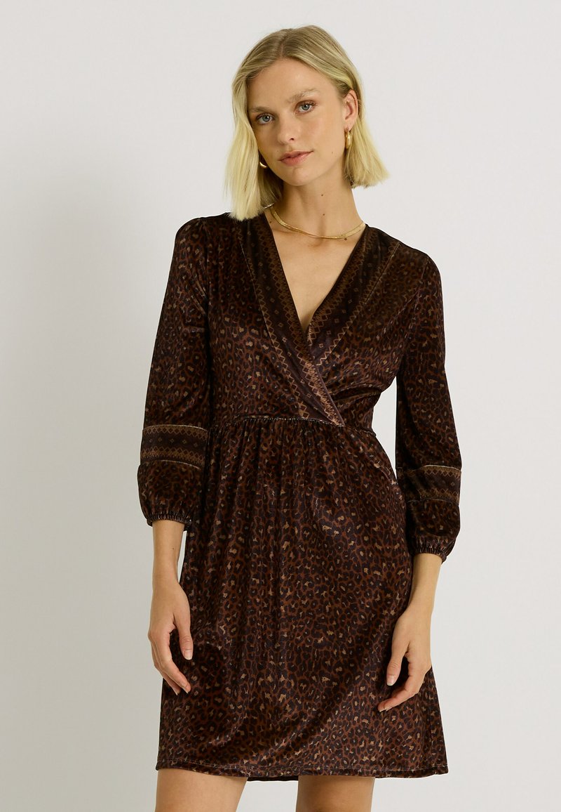 Vestido de leopardo marrón con mangas largas, escote en V y cintura fruncida. Tejido suave con un brillo sutil y acentos texturizados en las mangas.