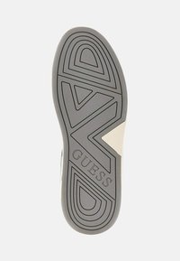 Talpa de pantof din cauciuc cu un pattern gri texturat, având linii curbe și forme geometrice. Logo-ul "GUESS" este embosat pe o parte.