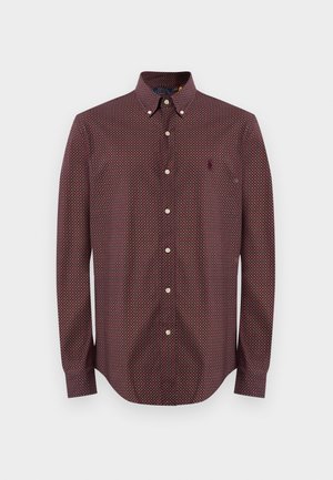 Camisa de botones de manga larga en burdeos con un patrón geométrico, cuello en contraste y logo bordado en el pecho. Tela de mezcla de algodón.