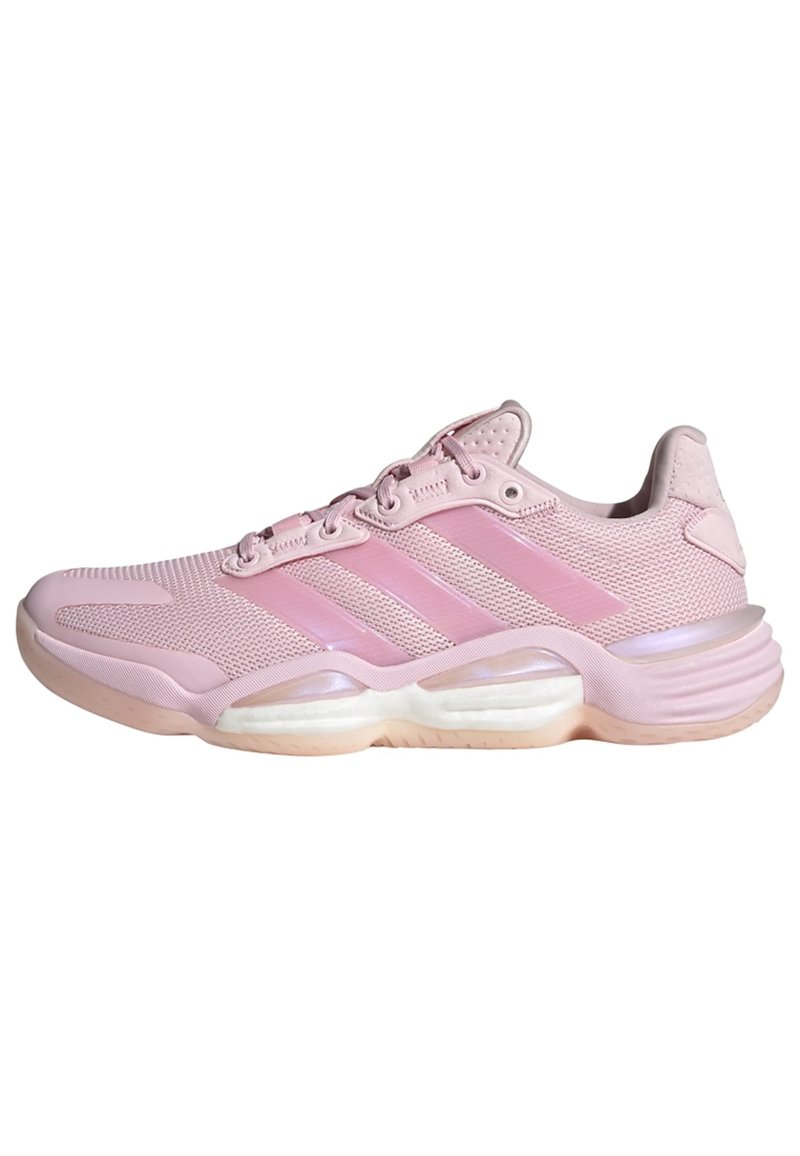 Zapatilla deportiva rosa con parte superior de malla, diseño de tres franjas, cuello acolchado y suela de goma texturizada con detalles de amortiguación.