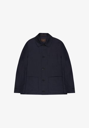 Granatowa kurtka wykonana z lekkiego materiału, z kołnierzem, przodu zapinanym na guziki, dwoma przednimi kieszeniami i subtelną fakturą. Metka marki wewnątrz.