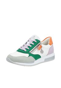 Sneaker con base bianca, accenti verdi e grigi, lacci lilla e tallone arancione. Presenta una cerniera laterale e un'etichetta rotonda con logo.