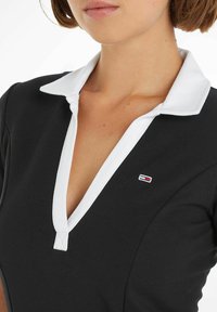 Tommy Jeans CONTRAST V POLO FIT FLARE - Dzsörzéruha - schwarz